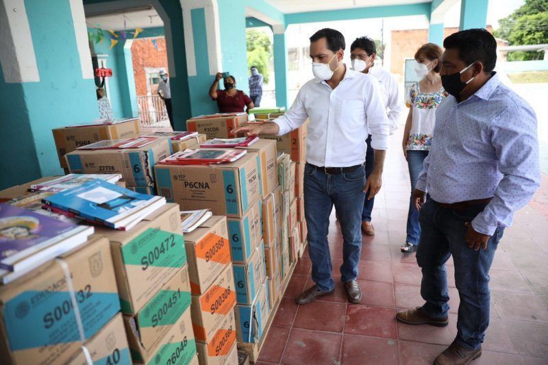 Niños y jóvenes yucatecos con lo necesario para cumplir con sus tareas durante el ciclo escolar 2020-2021