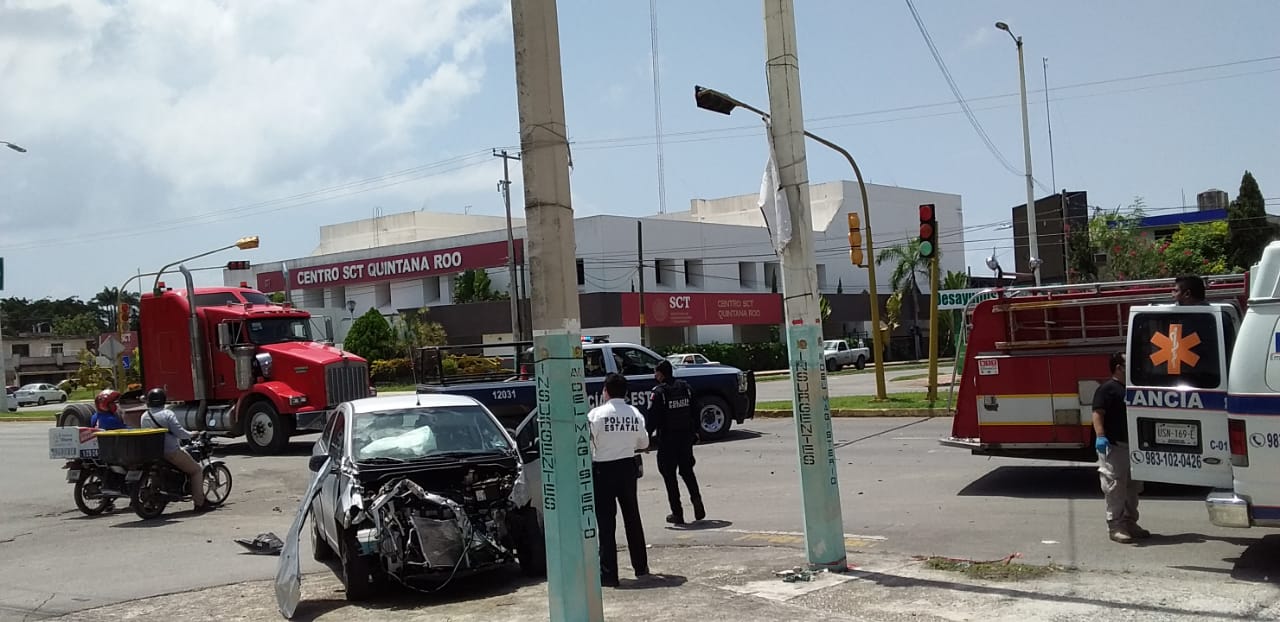Patrulla provoca aparatoso accidente
