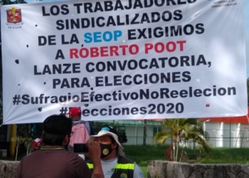 Se manifiestan trabajadores de la SEOP en contra de Roberto Poot