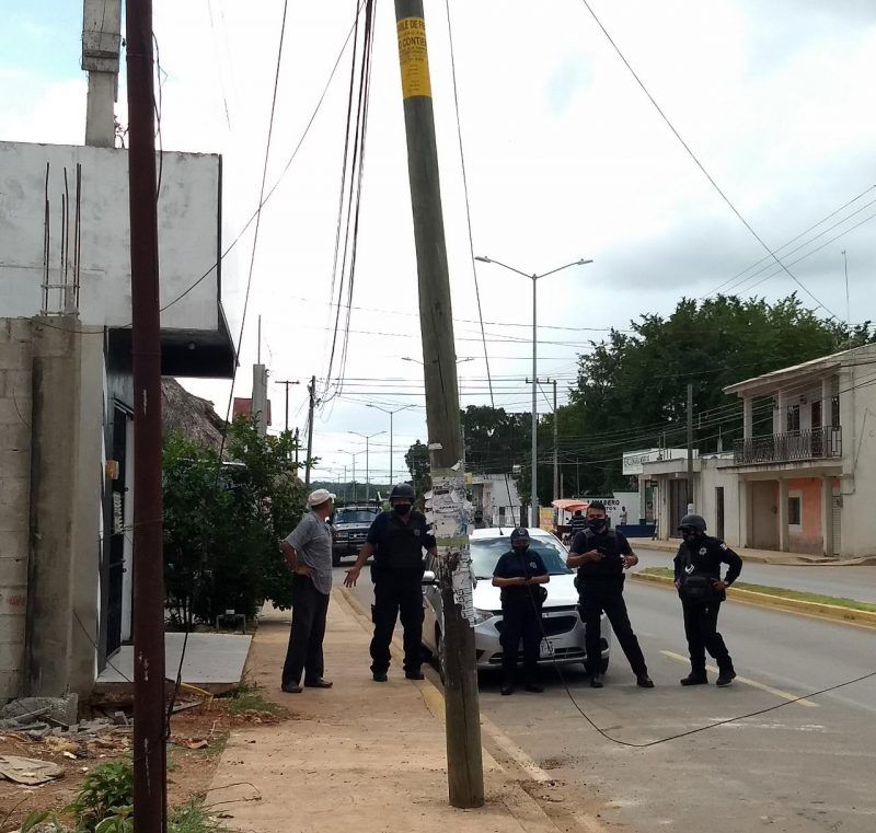 Volquete golpea poste propiedad de una compañía telefónica