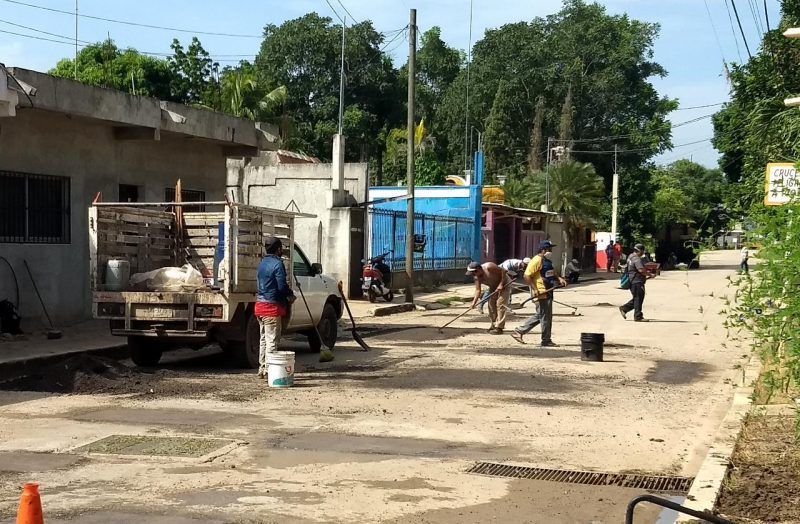 Inician labores de bacheo vial en distintos puntos de la cabecera municipal