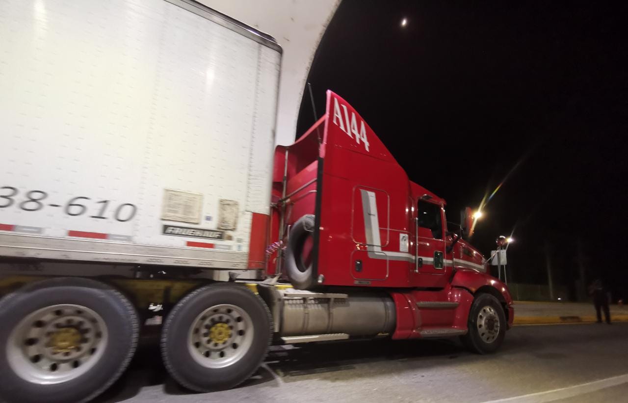 Tráiler provoca accidente e intenta darse a la fuga