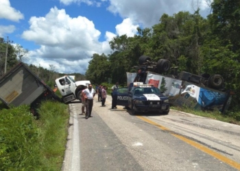 Guardia Nacional impide rapiña a trailer accidentado