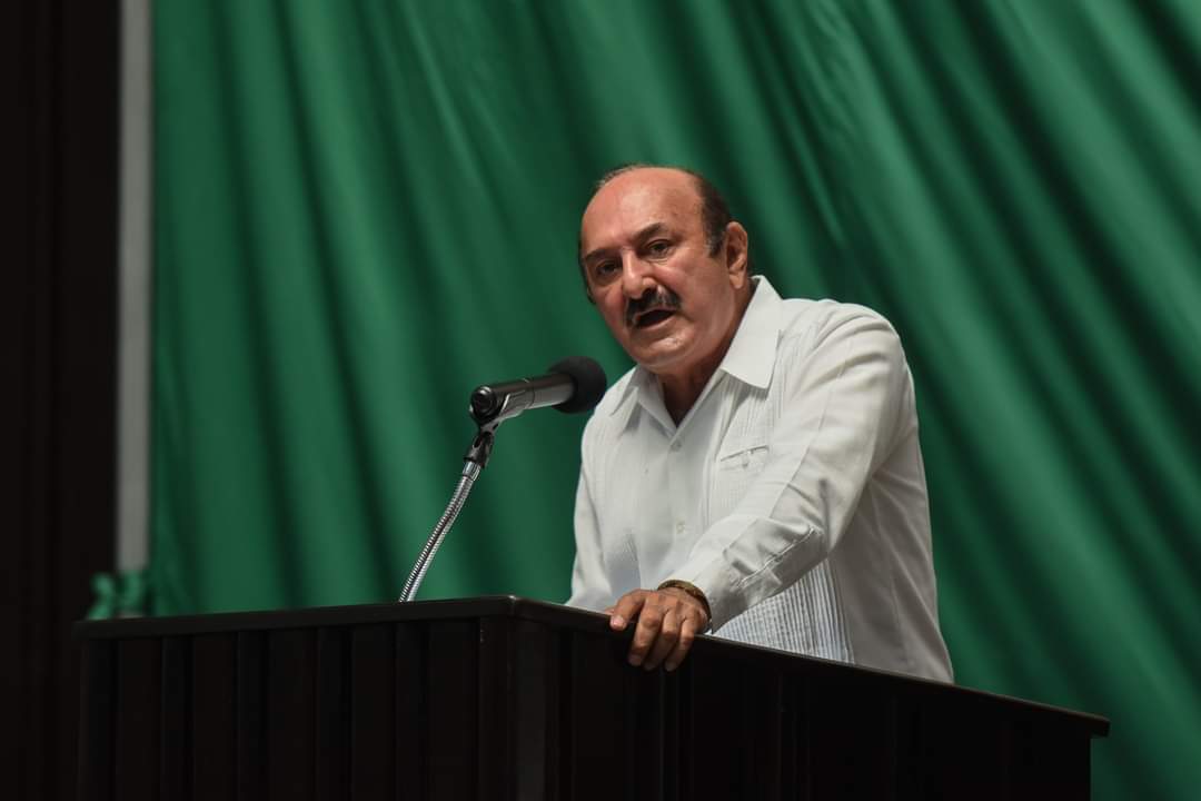 Diputados le besaron los pies al gobernador, sólo uno alzó la voz