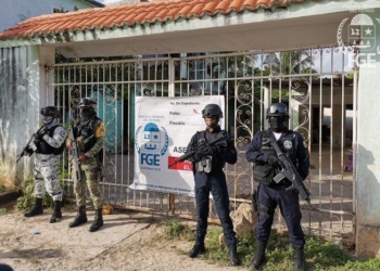 Captura FGE a dos personas y asegura droga tras cateo en un predio de Bacalar
