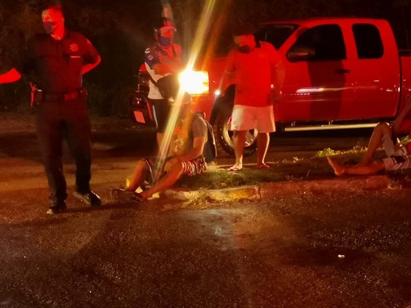 Taxista manda a dos jóvenes al hospital
