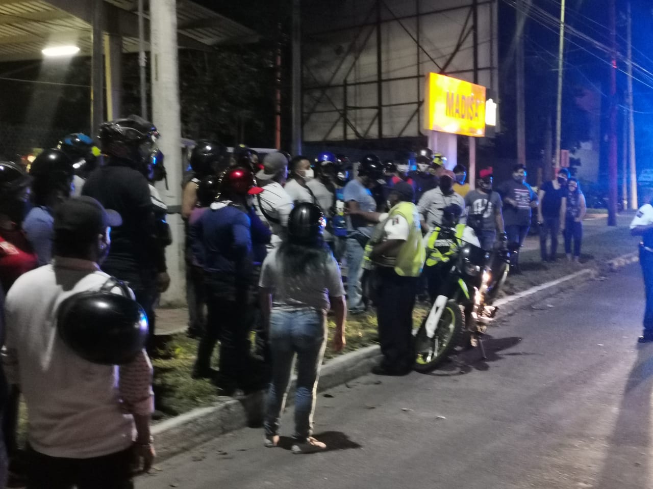 Grupo de moto-repartidores detiene a presunto asaltante