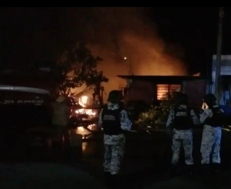 Incendian vehículo y vivienda en Chetumal