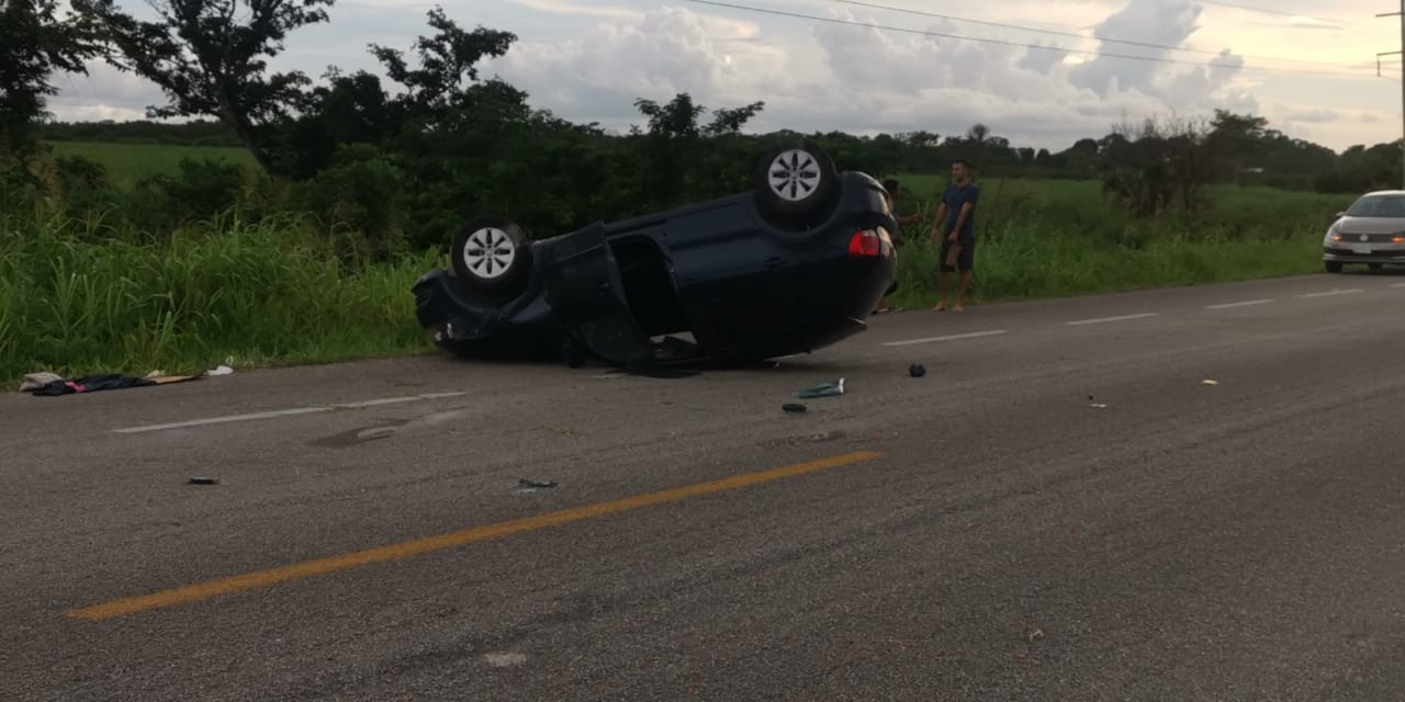 Mujer resulta lesionada en volcadura