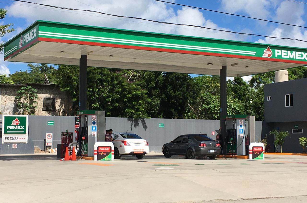 Despojan de dinero en efectivo a un joven despachador de combustible