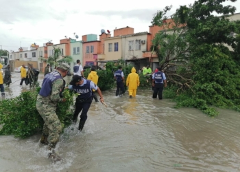 La armada de México apoya a la población de quintana roo durante el paso de la tormenta tropical “gamma”