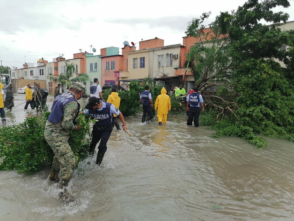 La armada de México apoya a la población de quintana roo durante el paso de la tormenta tropical “gamma”