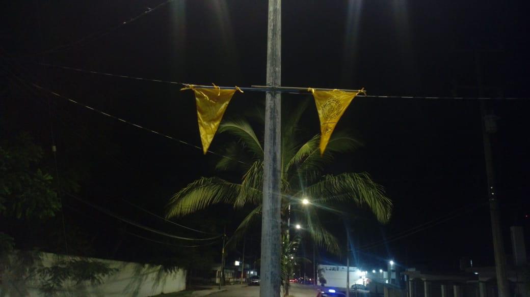 Protección Civil Municipal en FCP colocó banderolas con ese color en diferentes puntos estratégicos de la ciudad