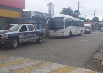 PC: Llegan vehículos para evacuar habitantes de Holbox, Lázaro Cárdenas