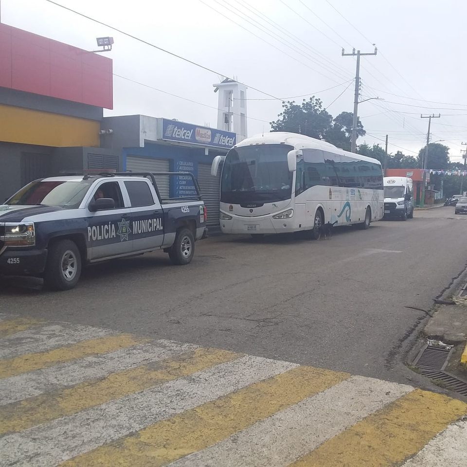 PC: Llegan vehículos para evacuar habitantes de Holbox, Lázaro Cárdenas