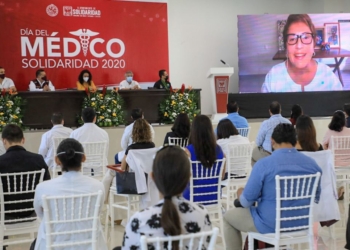 “Los tengo en el más alto nivel de aprecio”; reconoce Laura Beristain a los médicos en su día
