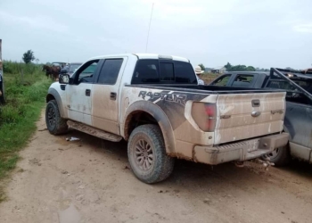 Aseguran camionetas en Bacalar ligadas al jet asegurado