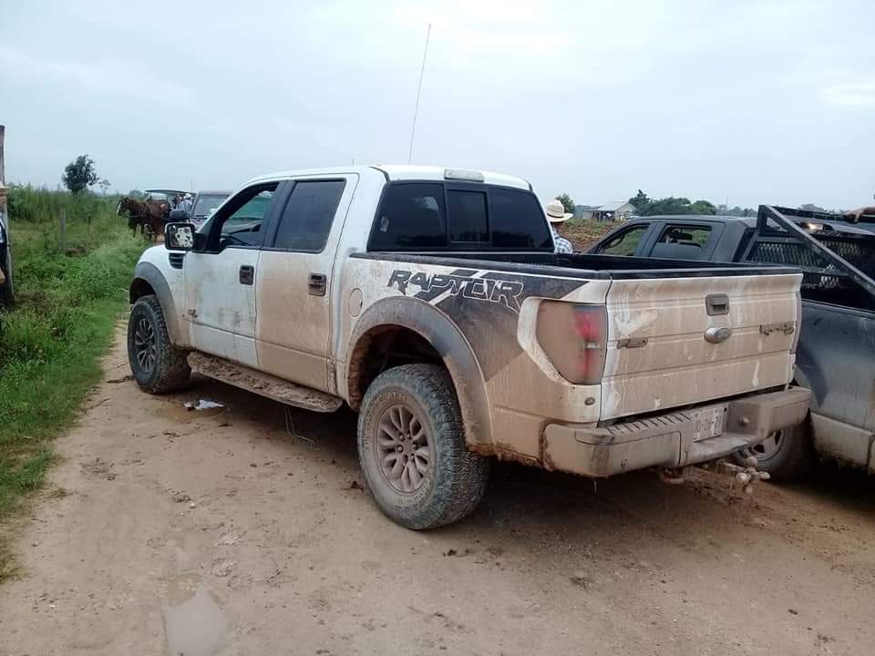 Aseguran camionetas en Bacalar ligadas al jet asegurado