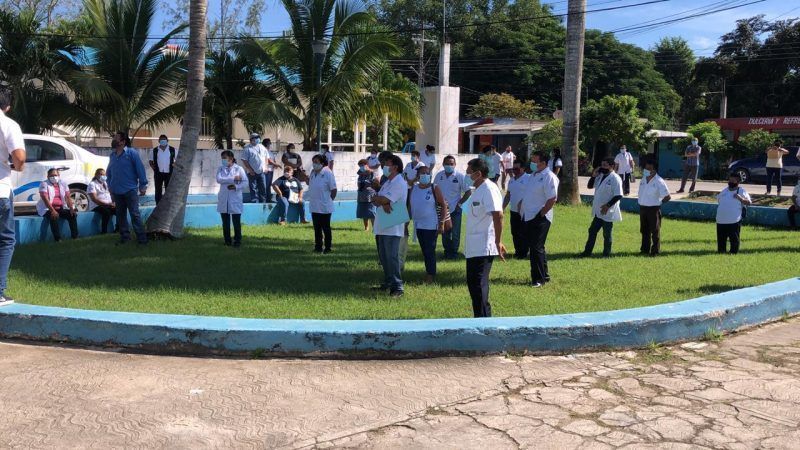 Cansados de las arbitrariedades personal médico, enfermería y administrativo se plantaron en las afueras de las oficinas