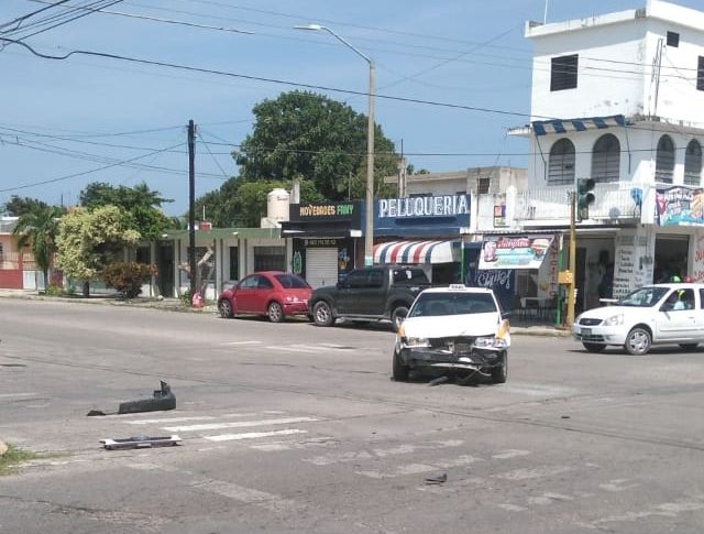 Fuerte accidente en el centro entre taxistas