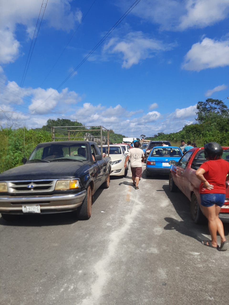 Volcadura de trailer con carga de cemento