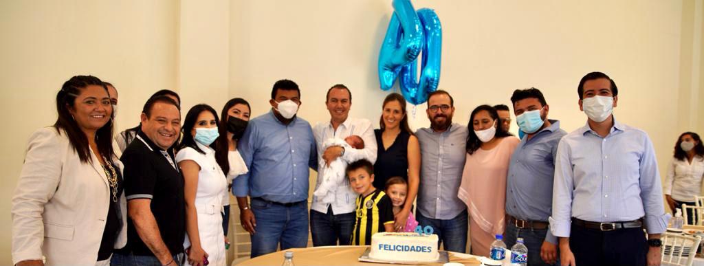 Panistas, perredistas y hasta priistas «cantan» las mañanitas y «soplan» las 40 velitas a Carlos Orvañanos