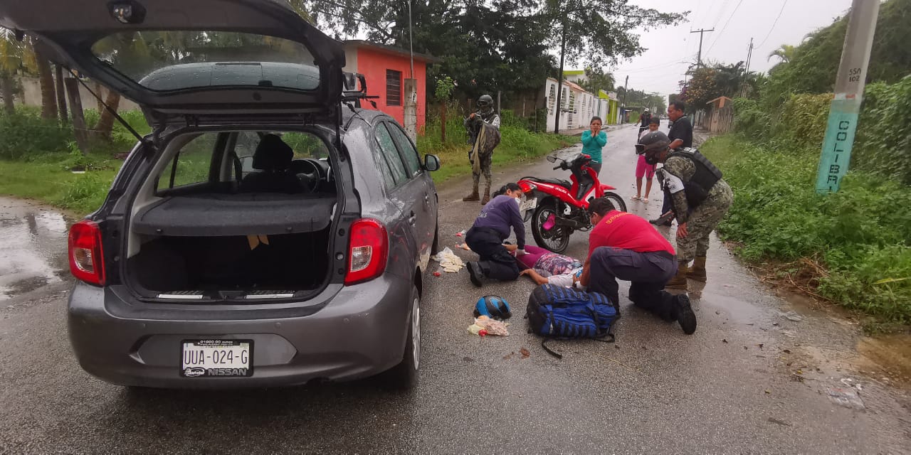 Mujer atropella a pareja de motociclistas