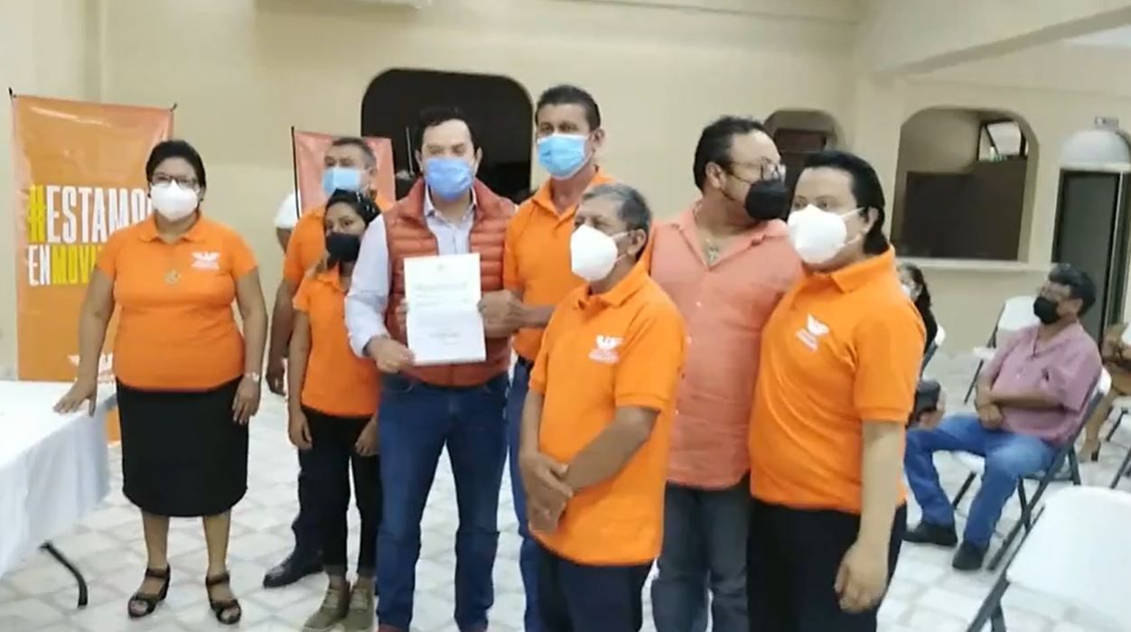 Se viste de color naranja  Alfredo “Chepe” Contreras Méndez en Bacalar