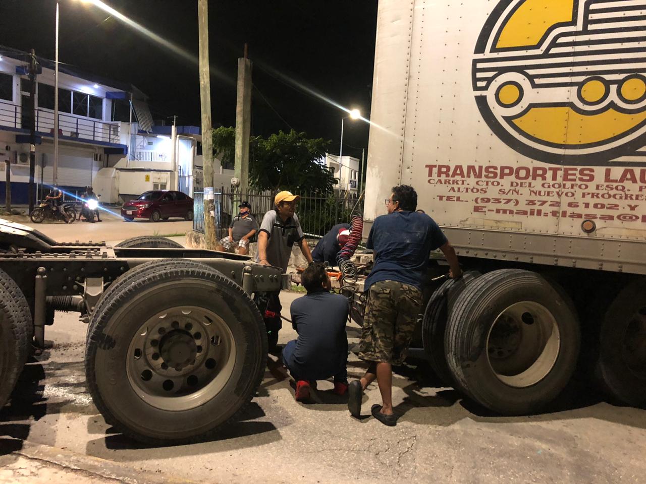 Tráiler provoca caos vial en Felipe Carrillo Puerto