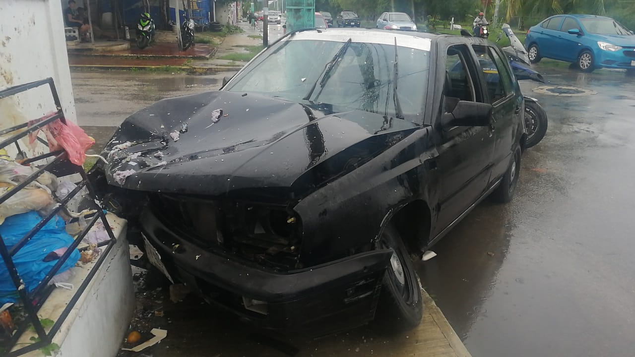 Conductor ebrio estrella su vehículo en Chetumal