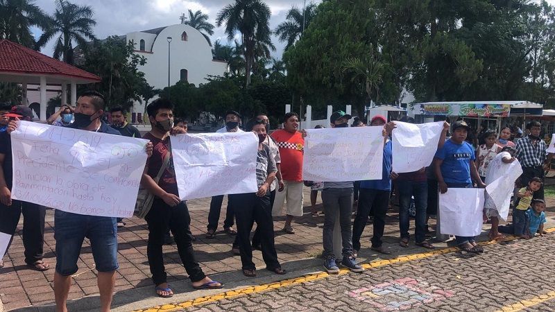 Le exigen a José Esquivel Vargas que cumpla su promesa de pavimentar, habitantes de Melchor Ocampo