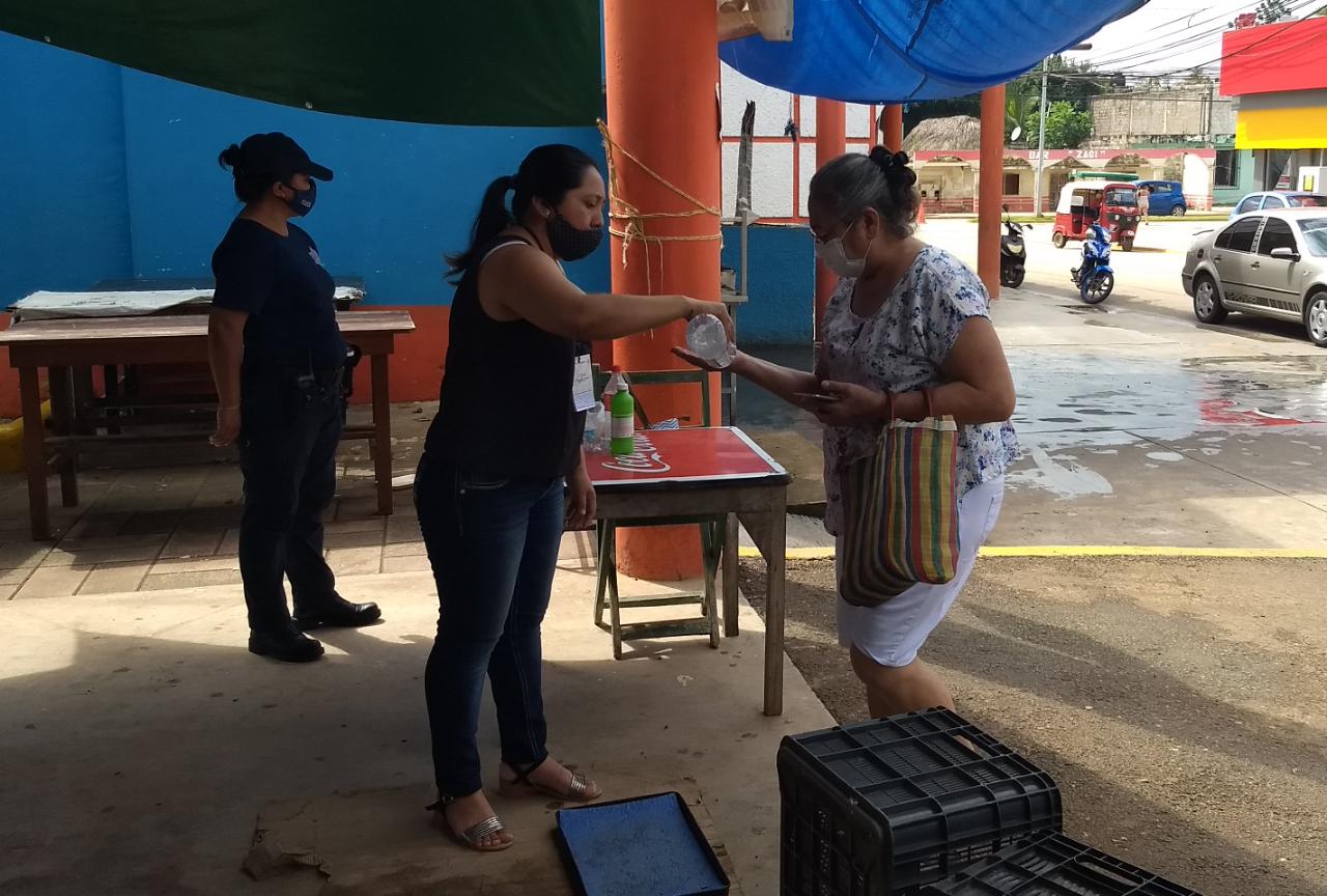 Instalan filtro sanitario en el mercado para prevenir nuevos contagios el Covid-19