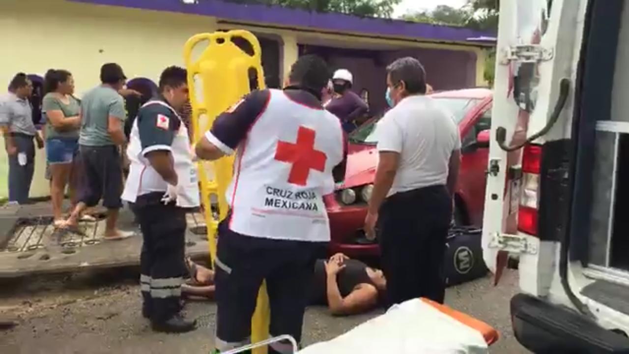 Aplastada por el pasado portón de la entrada principal de su vivienda