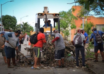 A través del programa “Manos Solidarias” trabajadores del ayuntamiento refuerzan labores de limpieza en el municipio