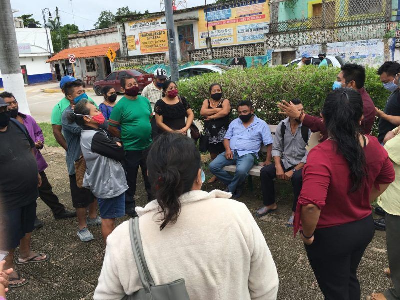 Por la negativa de pago 33 ex trabajadores del ayuntamiento de FCP se manifestaron en frente del palacio municipal