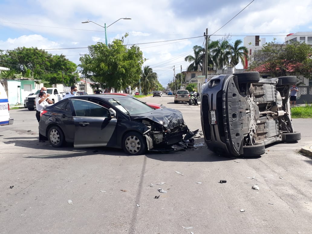 Fuerte volcadura en Chetumal