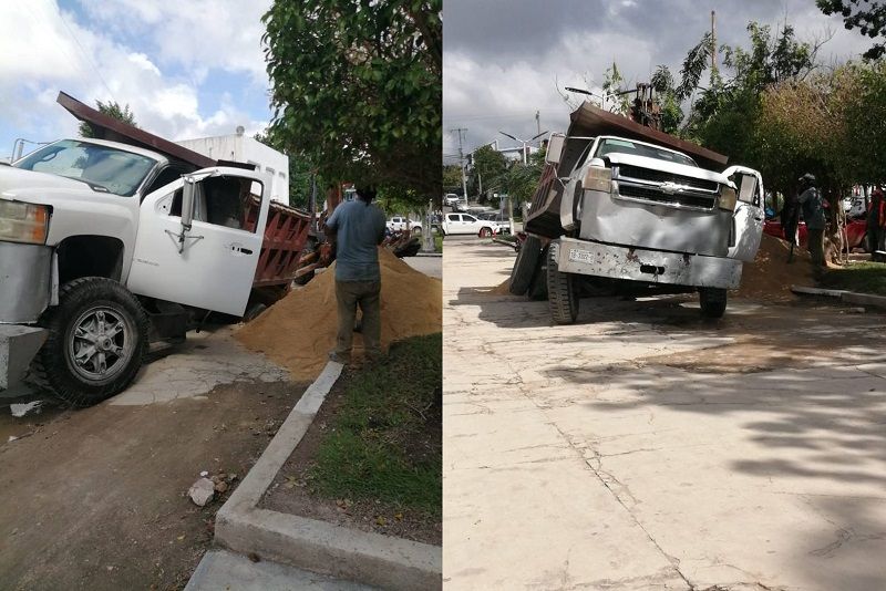 En mal estado calles de Chetumal, volquete se hundió frente al palacio municipal