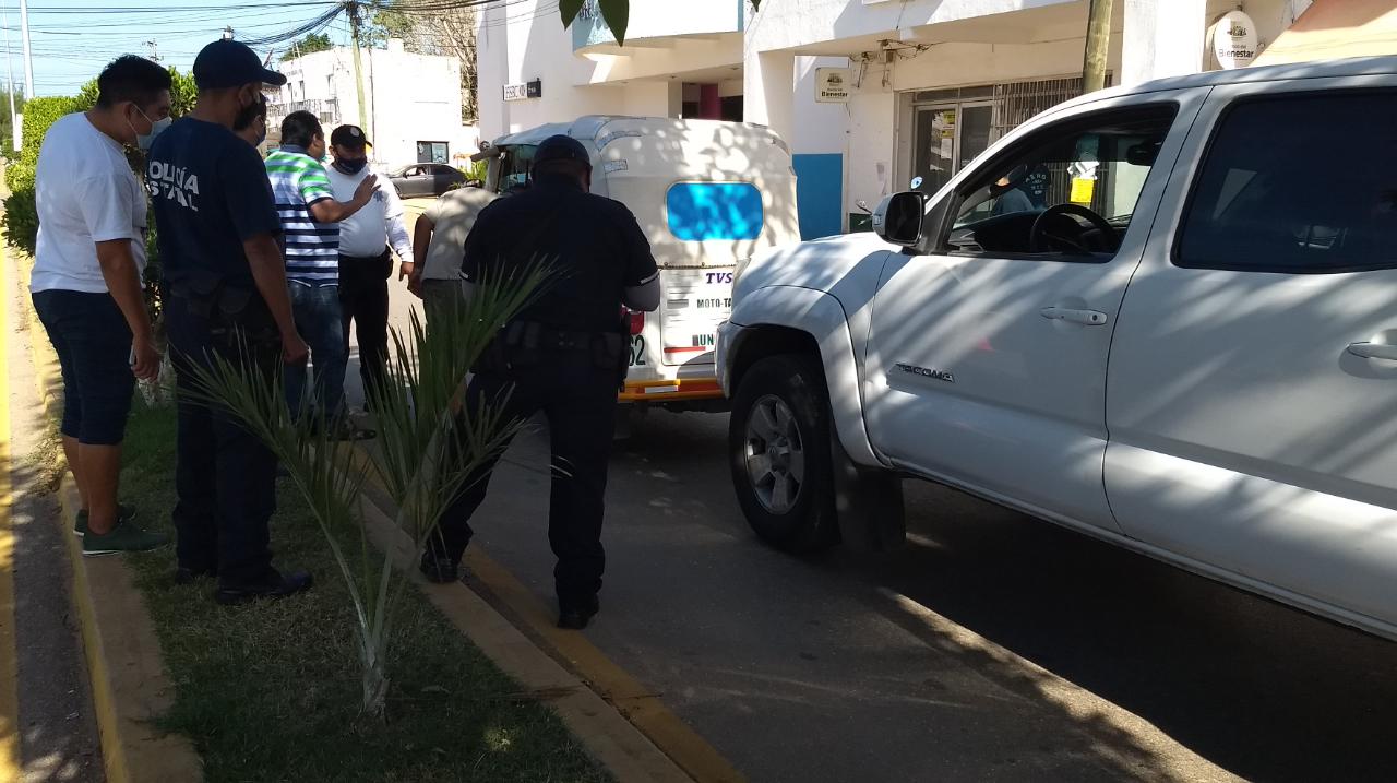 Director del área de Administración y Servicios de la UIMQRoo causa accidente