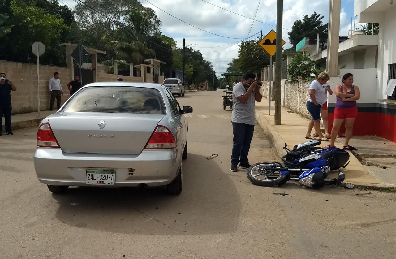 Falta de precaución del conductor de un vehículo, impacta a motociclista