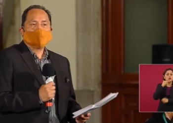 Exhiben a Carlos Joaquín frente AMLO; piden intervención por asignación de contratos millonarios a “El Venezolano”