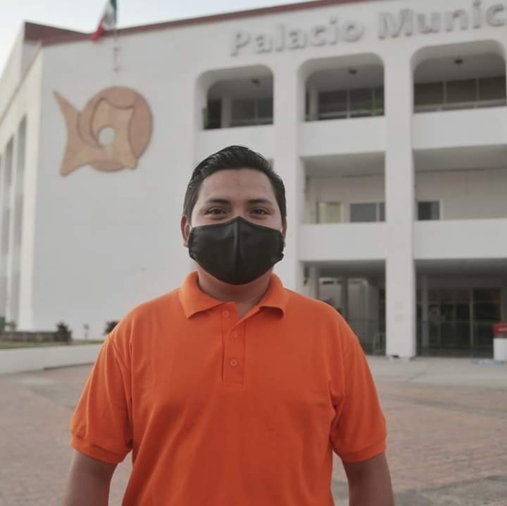 Gestiona regidor Manuel Martínez incentivos fiscales para jóvenes en Othón P. Blanco