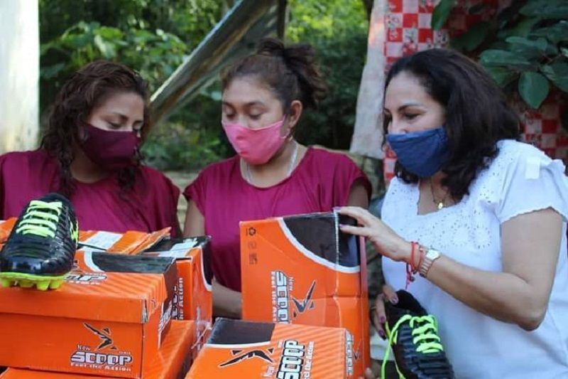 En Tixcacalcupul, diputada Mayte Moisés entrega material deportivo