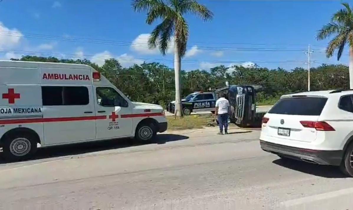Vuelca camioneta de Víctor Mas Tah, sale ileso