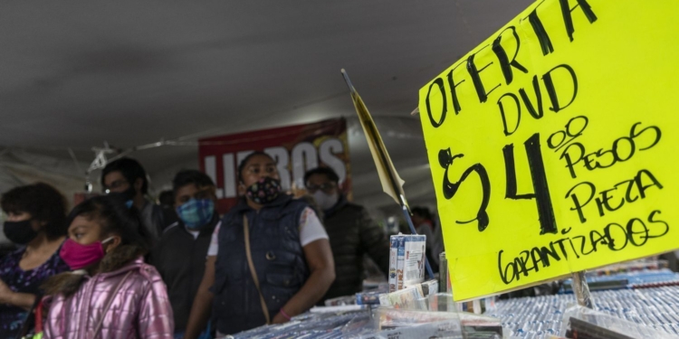 Compradores en un mercado navideño en el centro de Ciudad de México un día antes del regreso al semáforo rojo por el aumento de contagios de covid-19.