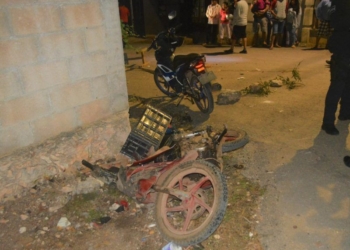 Choque entre motociclistas, terminan en el hospital