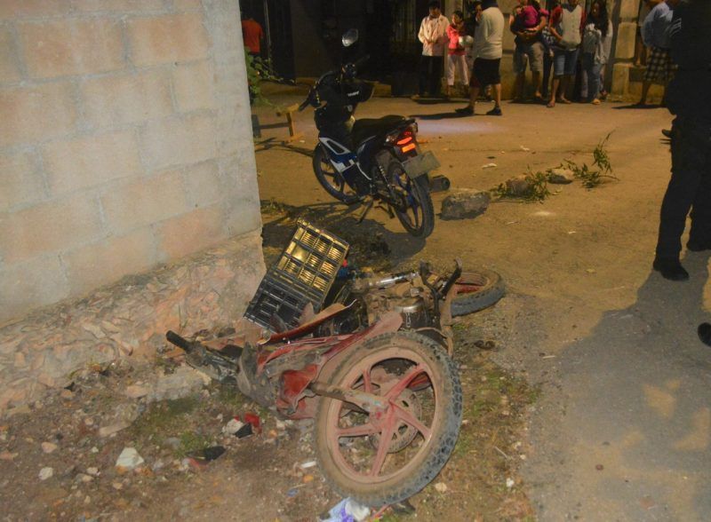 Choque entre motociclistas, terminan en el hospital