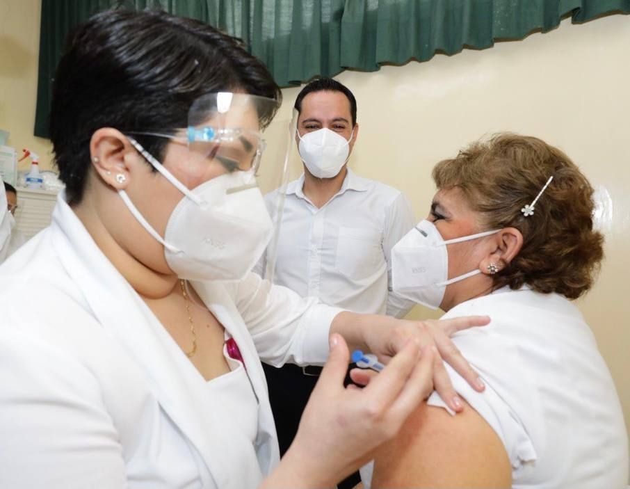 María Andrea Ventura Cauich y Pedro Pablo Chel Yah, primeros trabajadores del sector salud en recibir la vacuna del COVID en Yucatán