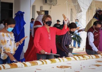 Promueve Laura Beristain la unidad familiar con tradicional partida de rosca de Reyes