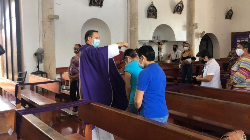 Imposición del “Miércoles de Ceniza” de manera diferente, se echó en la cabeza de los asistentes