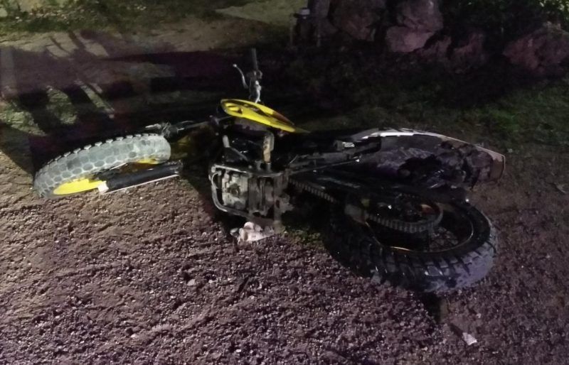 Vehículo desconocido que aparentemente por exceso de velocidad, chocó y arrastró una motocicleta